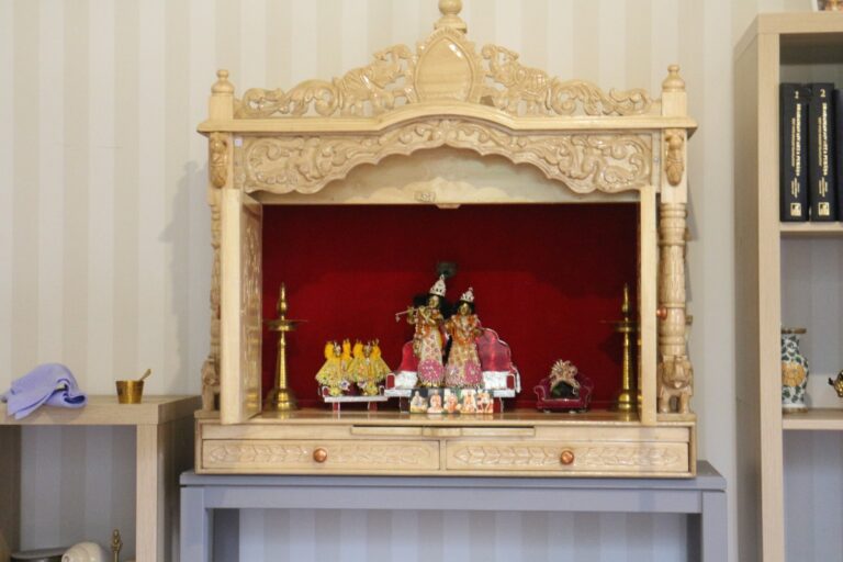 Radha-Madhavas altare